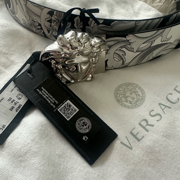 Versace Medusa Reversible Belt - Picture 7 of 8